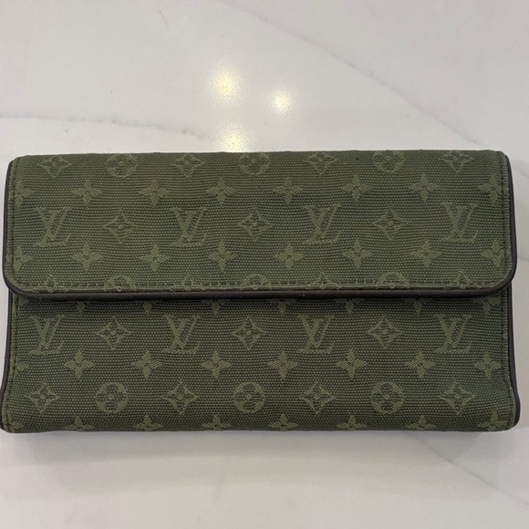 Louis Vuitton Handbags - Louis Vuitton Olive Monogram Clutch